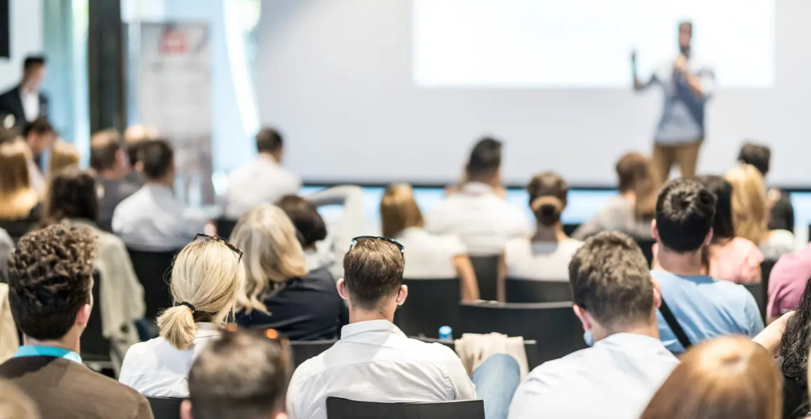 Hörsaal mit Sprecher und Zuschauern