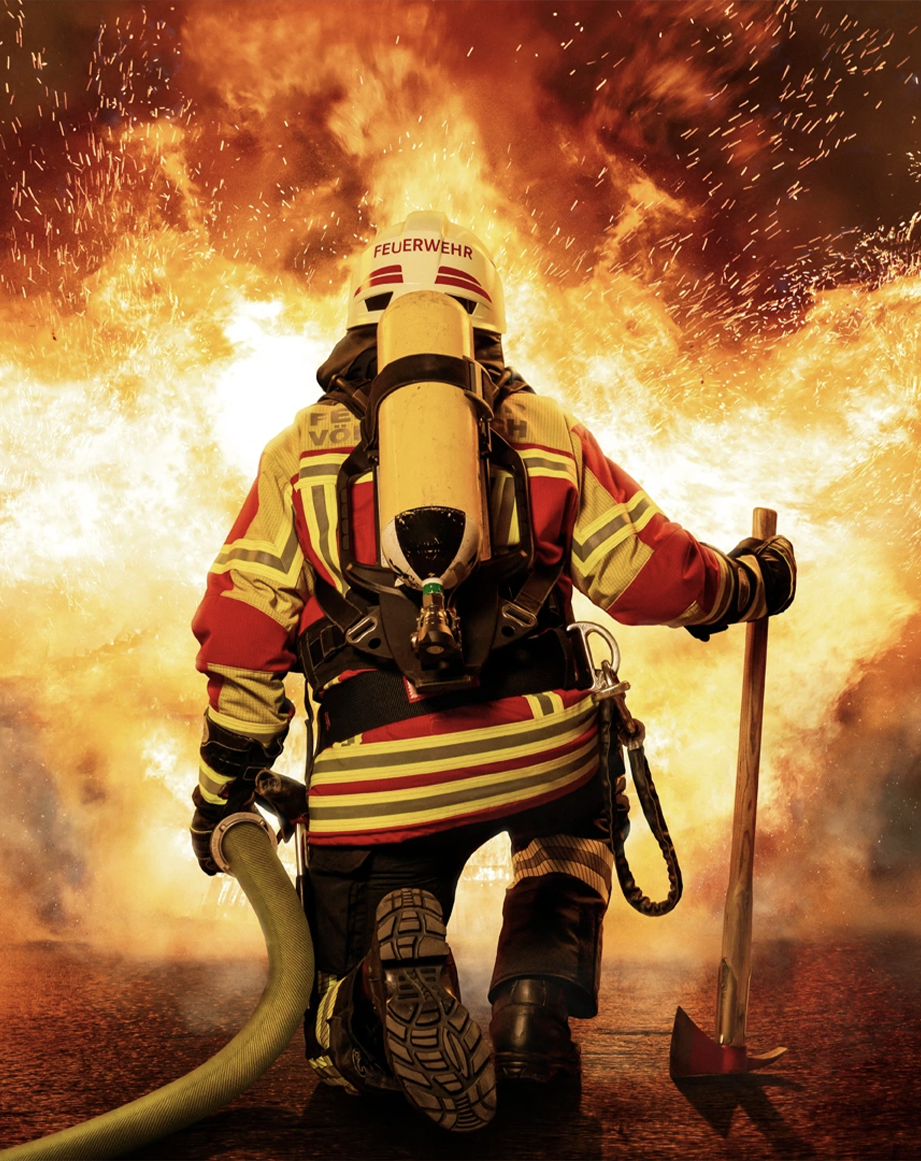 Person bedient einen Feuerlöscher